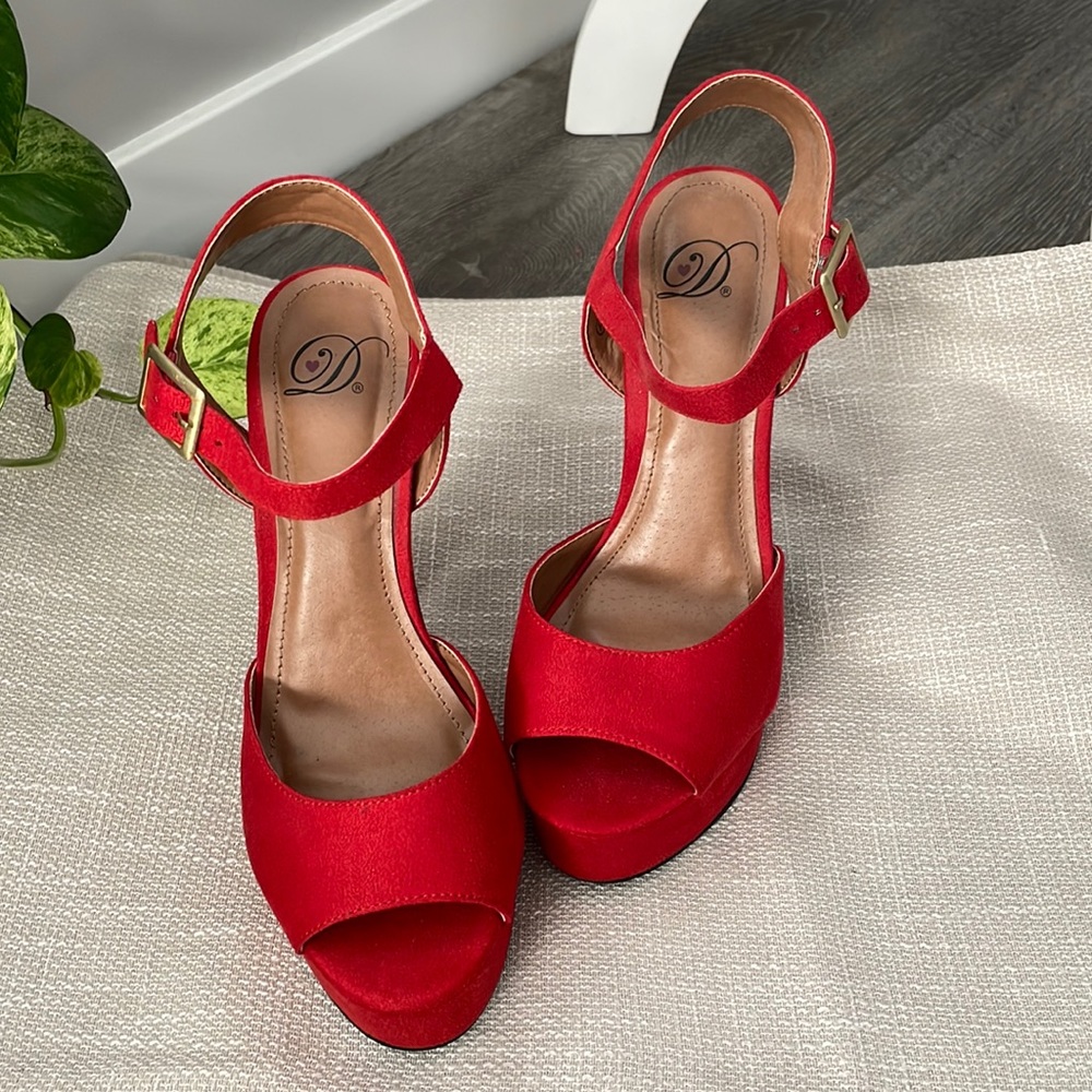 Red Faux Suede Platform Heels, size 7.5, 3.5” heel